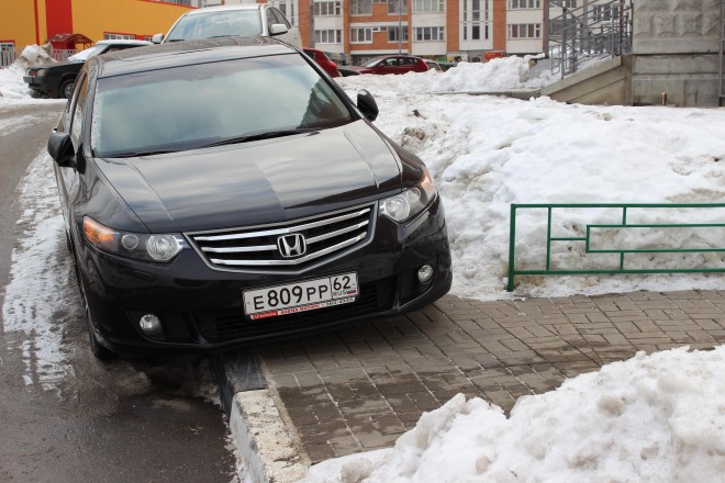 между д.3 и 5. перекрыта пешеходная дорожка и тротуар.